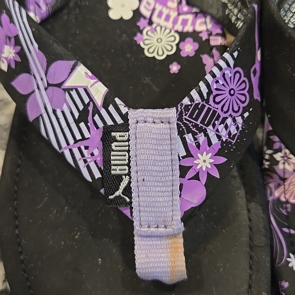 PUMA BLACK AND PURPLE FLORAL LOGO PRINT THONG FLIP-FLOPS. SIZE 7. - Picture 8 of 9